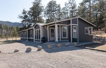 Our 1,800 SF Luxury one-level ranch house with grand, sweeping views of Pikes Peak. Modern amenities with a rustic feel with an open concept living, copper soaking tub in King on-suite bath, and more Sleeps 8.