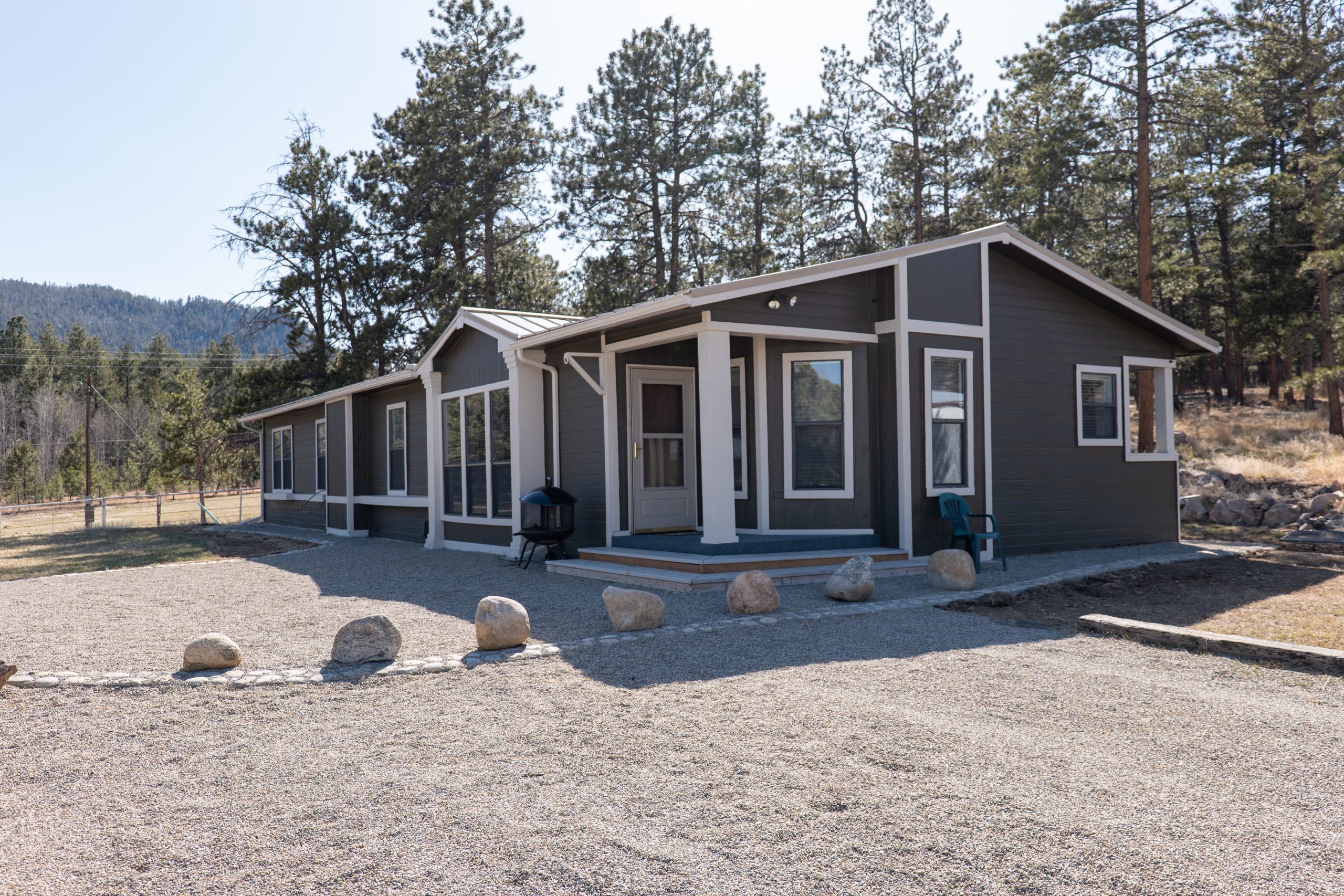 Our 1,800 SF Luxury one-level ranch house with grand, sweeping views of Pikes Peak. Modern amenities with a rustic feel with an open concept living, copper soaking tub in King on-suite bath, and more Sleeps 8.
